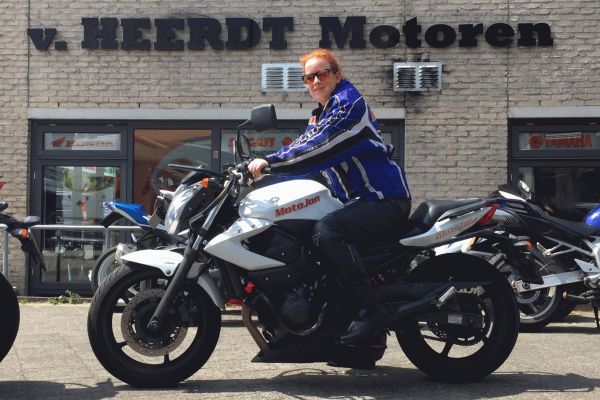 Anouk uit Hilversum is geslaagd bij MotoJon Motorrijschool