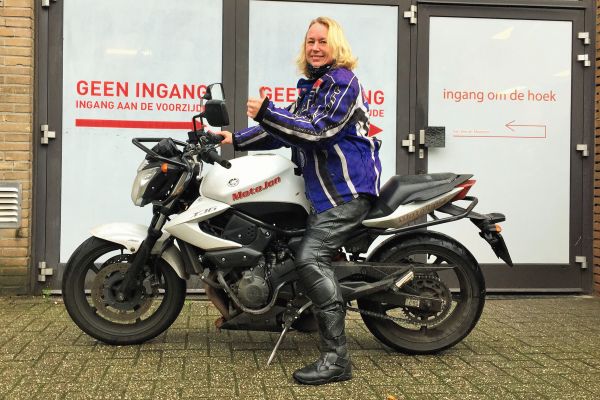 Janet uit Hilversum is geslaagd bij MotoJon Motorrijschool