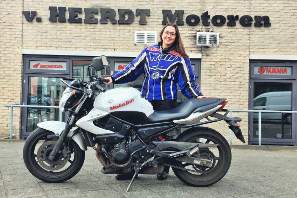 Anne uit Nederhorst den Berg is geslaagd bij MotoJon Motorrijschool