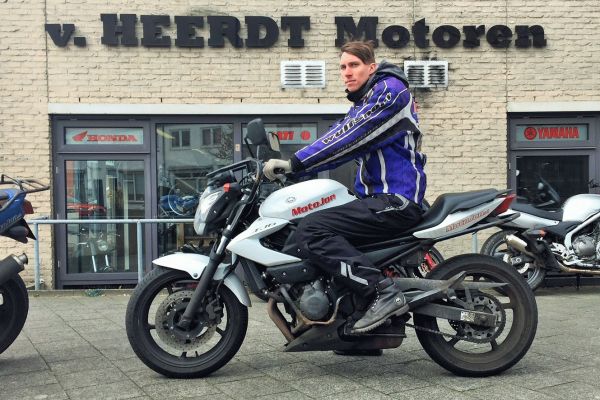 Nick uit Loosdrecht is geslaagd bij MotoJon Motorrijschool