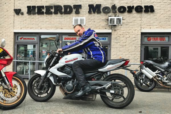 Mike uit Hilversum is geslaagd bij MotoJon Motorrijschool