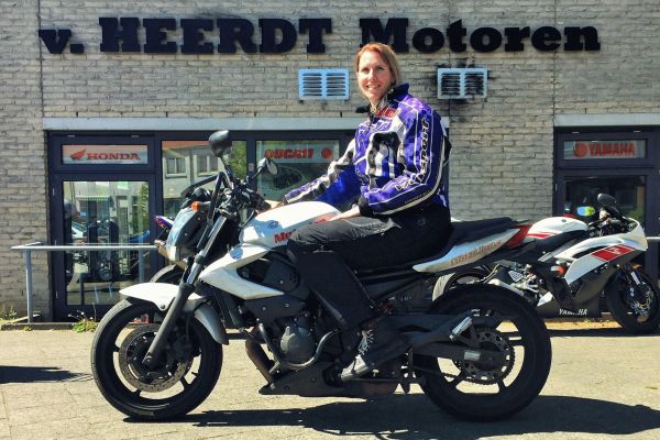 Martine uit Hilversum is geslaagd bij MotoJon Motorrijschool