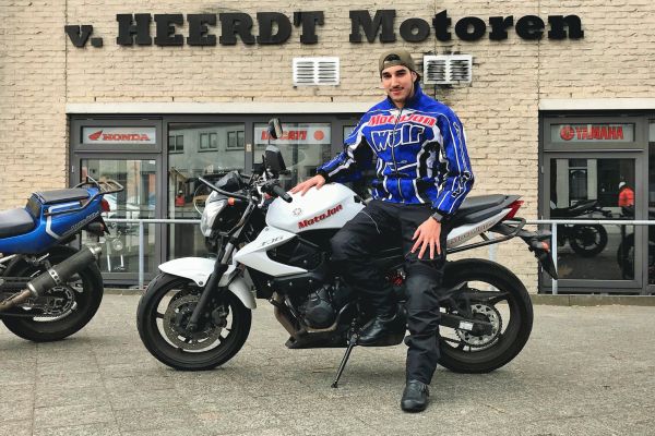 Aiman uit Hilversum is geslaagd bij MotoJon Motorrijschool