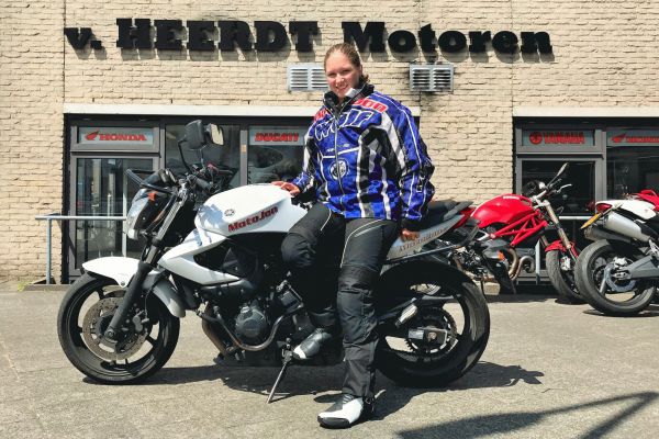 Sharon uit Hilversum is geslaagd bij MotoJon Motorrijschool