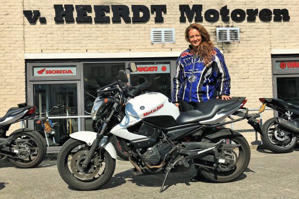 Jessica uit Loenen aan de Vecht is geslaagd bij MotoJon Motorrijschool