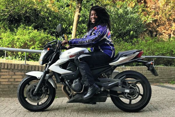 Almira uit Hilversum is geslaagd bij MotoJon Motorrijschool