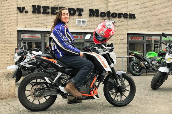 Lisabella uit Blaricum is geslaagd bij MotoJon Motorrijschool