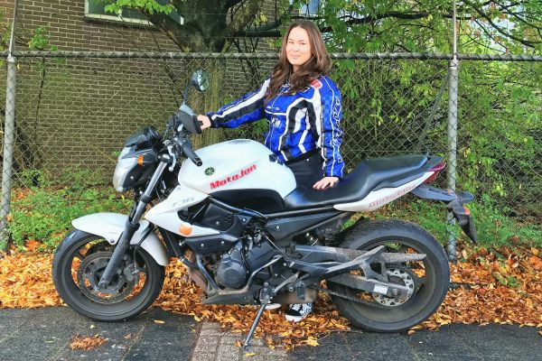 Sarah uit Hilversum is geslaagd bij MotoJon Motorrijschool
