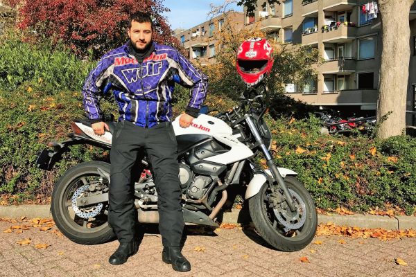 Timor uit Hilversum is geslaagd bij MotoJon Motorrijschool