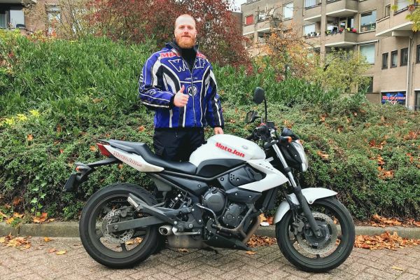 Davey uit Hilversum is geslaagd bij MotoJon Motorrijschool
