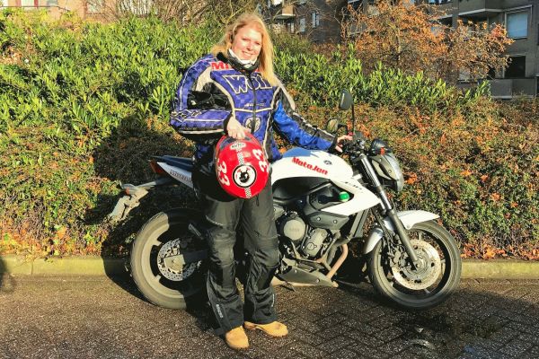 Jennifer uit Hilversum is geslaagd bij MotoJon Motorrijschool