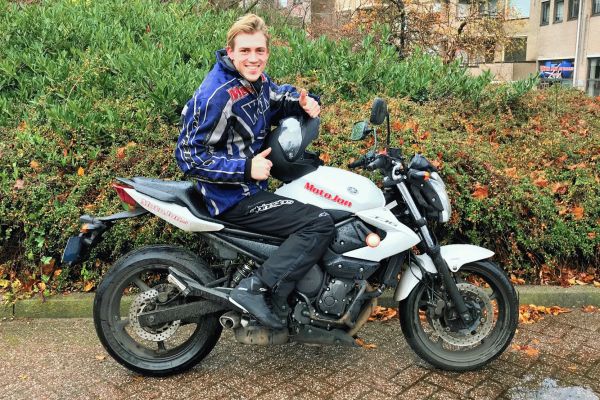Maurits uit Huizen is geslaagd bij MotoJon Motorrijschool