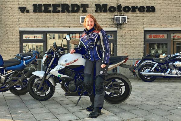 Diandra uit Hilversum is geslaagd bij MotoJon Motorrijschool