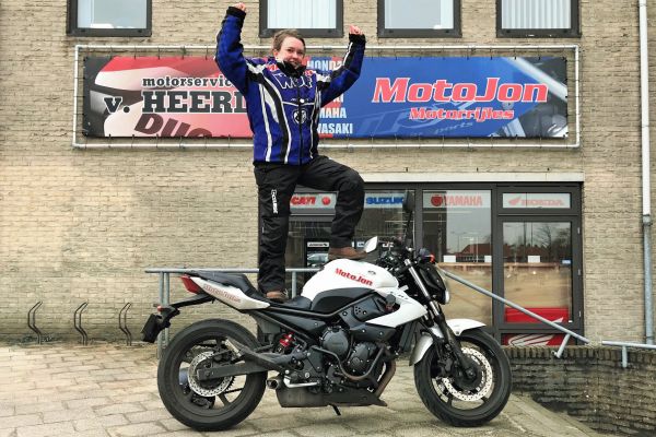 Joske uit Hilversum is geslaagd bij MotoJon Motorrijschool