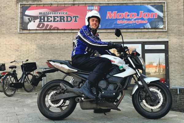 Ollie uit Hilversum is geslaagd bij MotoJon Motorrijschool