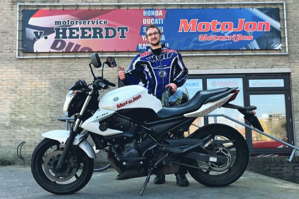 Joël uit Hilversum is geslaagd bij MotoJon Motorrijschool