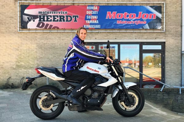 Gigi uit Aalsmeer is geslaagd bij MotoJon Motorrijschool