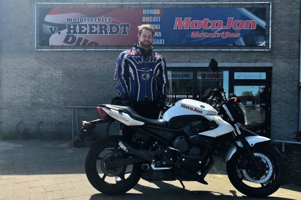 Dennis uit Huizen is geslaagd bij MotoJon Motorrijschool