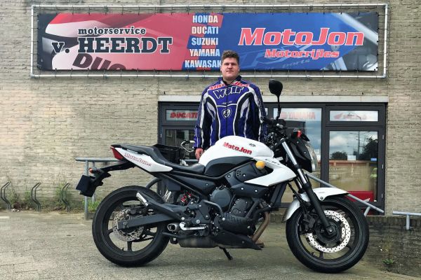 Rainey uit Hilversum is geslaagd bij MotoJon Motorrijschool