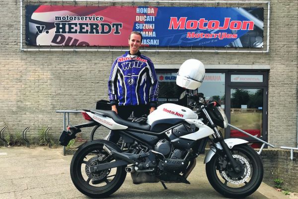 Eveline uit Hilversum is geslaagd bij MotoJon Motorrijschool