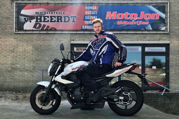 Dustin uit Laren is geslaagd bij MotoJon Motorrijschool