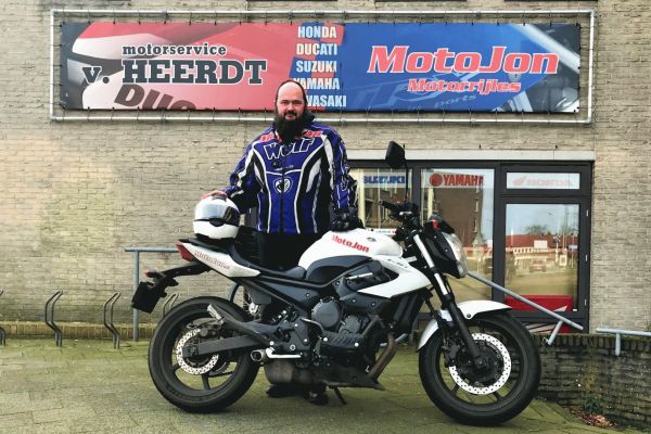 Mic uit Hilversum is geslaagd bij MotoJon Motorrijschool