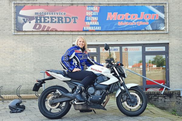 Alinda uit Huizen is geslaagd bij MotoJon Motorrijschool