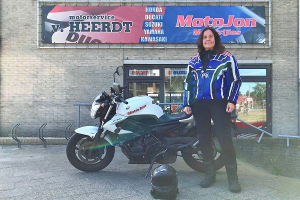 Mickey uit Hilversum is geslaagd bij MotoJon Motorrijschool