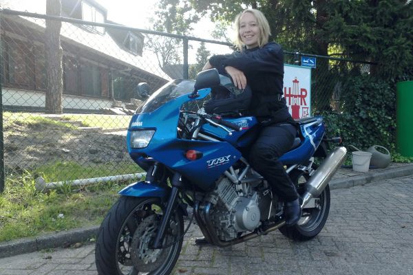 Janine uit Hilversum is geslaagd bij MotoJon Motorrijschool