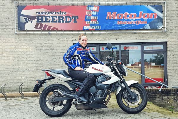 Kim uit Hilversum is geslaagd bij MotoJon Motorrijschool
