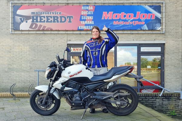 Yenta uit Utrecht is geslaagd bij MotoJon Motorrijschool