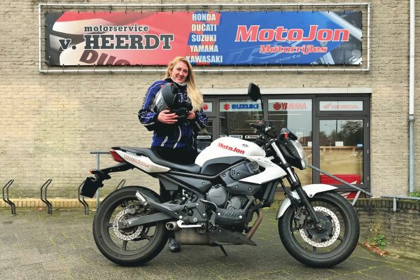 Suzanne uit Kortenhoef is geslaagd bij MotoJon Motorrijschool
