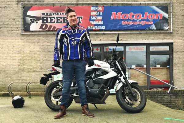 Noah uit Hilversum is geslaagd bij MotoJon Motorrijschool