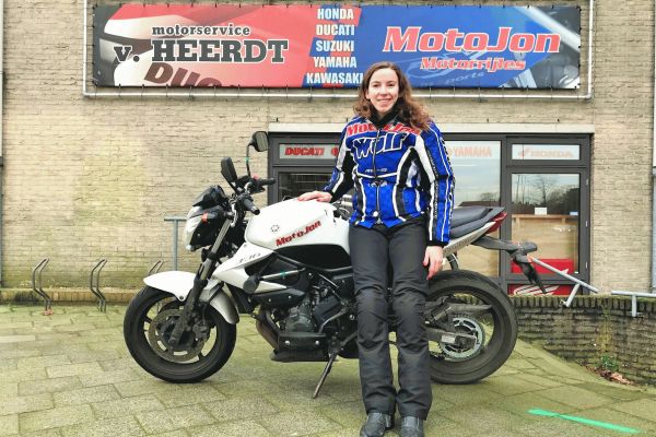 Daphne uit Hilversum is geslaagd bij MotoJon Motorrijschool