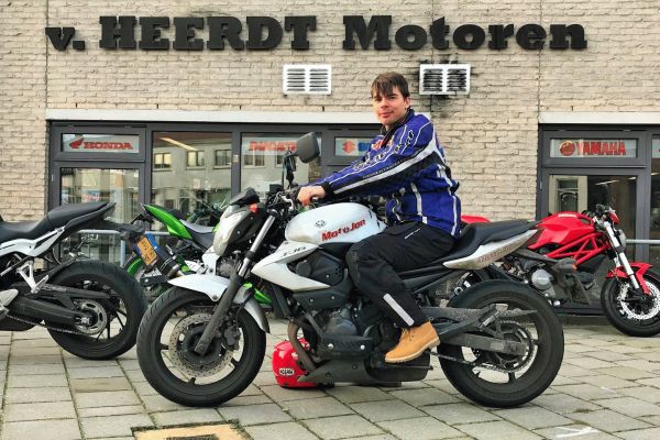Ramón uit Loosdrecht is geslaagd bij MotoJon Motorrijschool