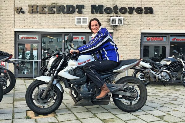 Patricia uit Hilversum is geslaagd bij MotoJon Motorrijschool