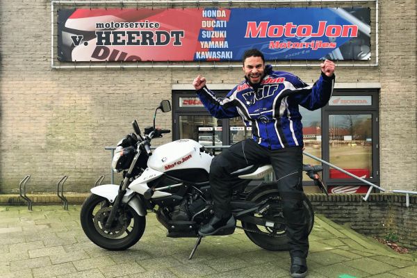 Wilson uit Hilversum is geslaagd bij MotoJon Motorrijschool