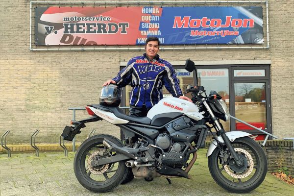 Denny uit Hilversum is geslaagd bij MotoJon Motorrijschool