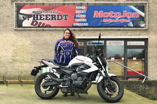 Lara uit Hilversum is geslaagd bij MotoJon Motorrijschool