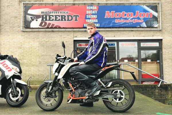 Axel uit Huizen is geslaagd bij MotoJon Motorrijschool