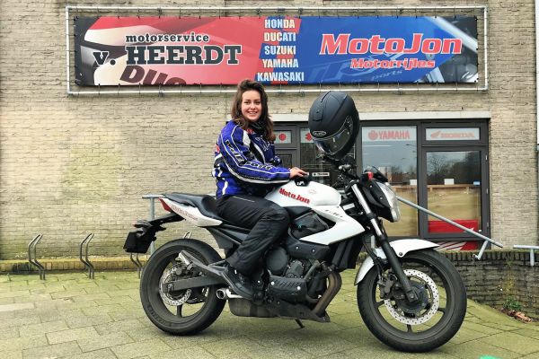 Judith uit Hilversum is geslaagd bij MotoJon Motorrijschool