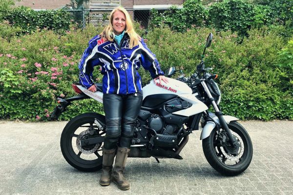 Danielle uit Hilversum is geslaagd bij MotoJon Motorrijschool