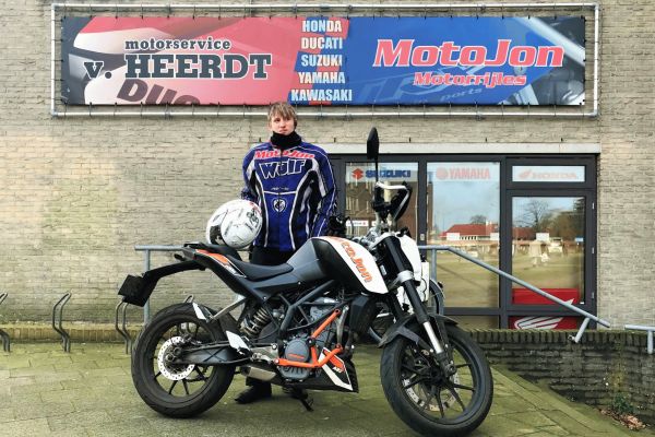Nikander uit Huizen is geslaagd bij MotoJon Motorrijschool