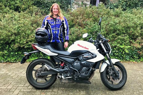 Chantal uit Almere is geslaagd bij MotoJon Motorrijschool
