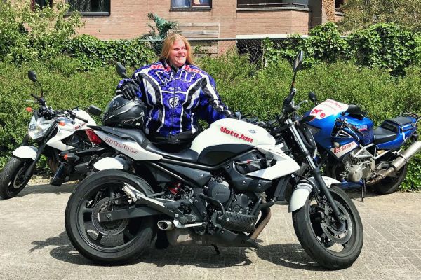 Marit uit Kortenhoef is geslaagd bij MotoJon Motorrijschool