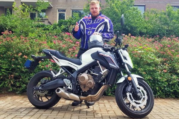 Django uit Nederhorst den Berg is geslaagd bij MotoJon Motorrijschool