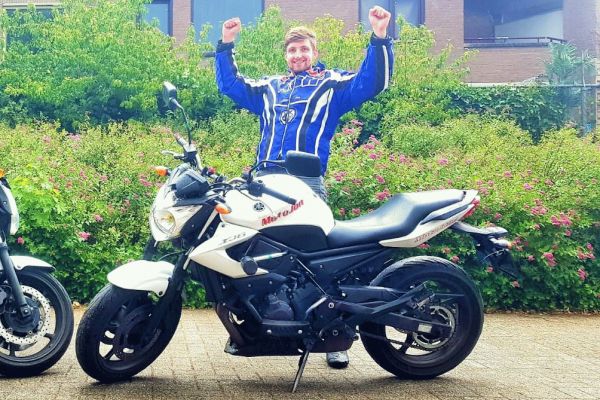 Julian uit Huizen is geslaagd bij MotoJon Motorrijschool