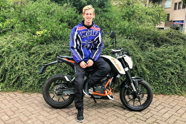 Kesie uit Hilversum is geslaagd bij MotoJon Motorrijschool