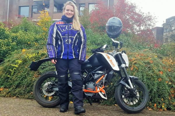 Vera uit Hilversum is geslaagd bij MotoJon Motorrijschool