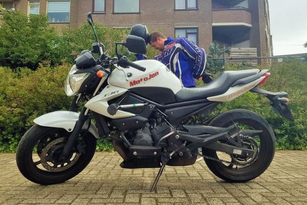 Tom uit Hilversum is geslaagd bij MotoJon Motorrijschool